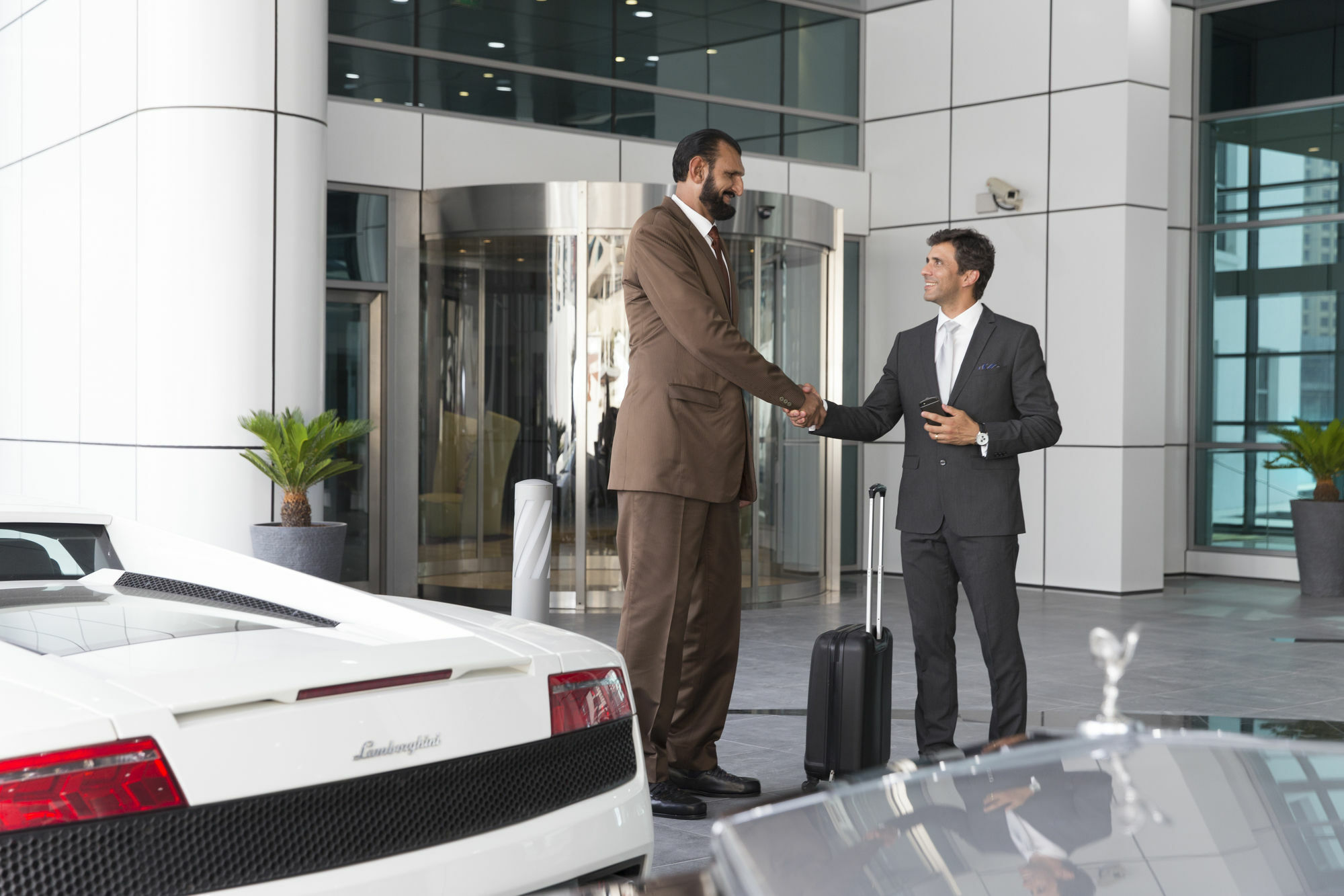 La Verda Suites And Villas Dubai Marina Exterior foto A chauffeur greeting a passenger at an airport