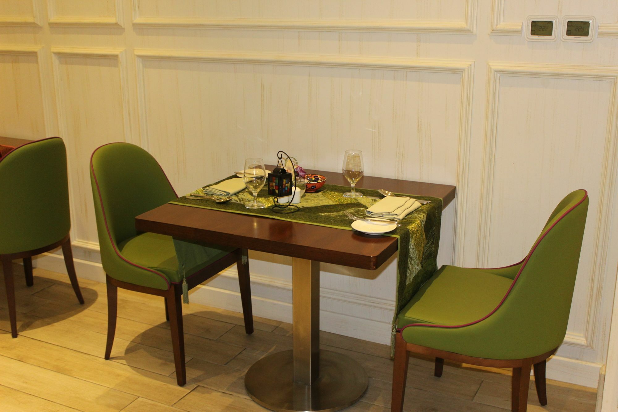 La Verda Suites And Villas Dubai Marina Exterior foto A table and chairs