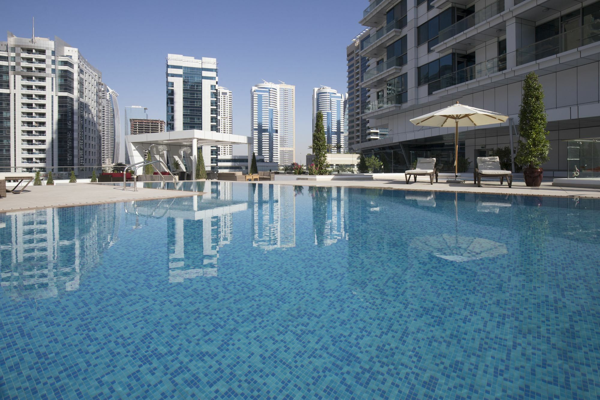 La Verda Suites And Villas Dubai Marina Exterior foto Residential complex in the city