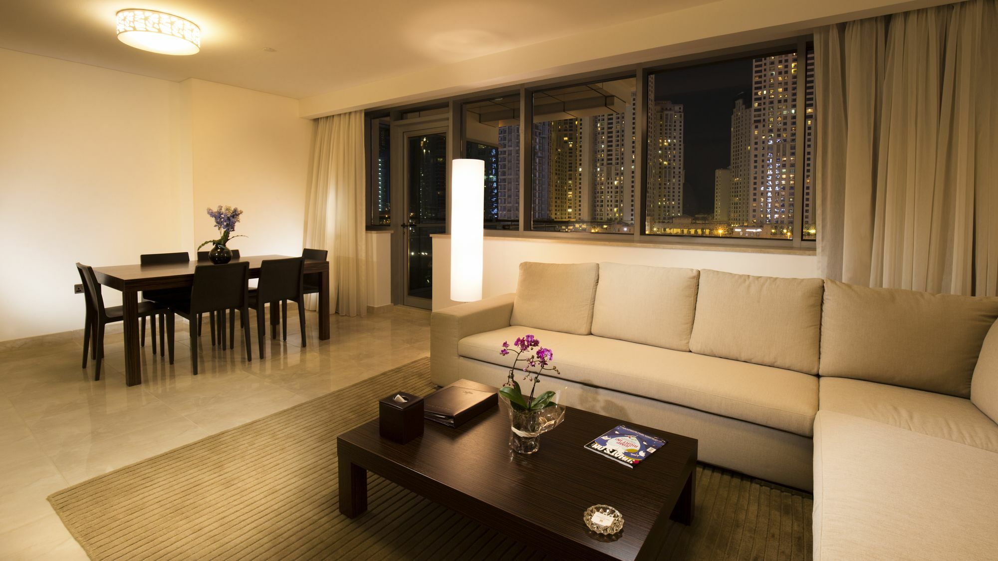 La Verda Suites And Villas Dubai Marina Exterior foto A living room in a serviced apartment in Hong Kong