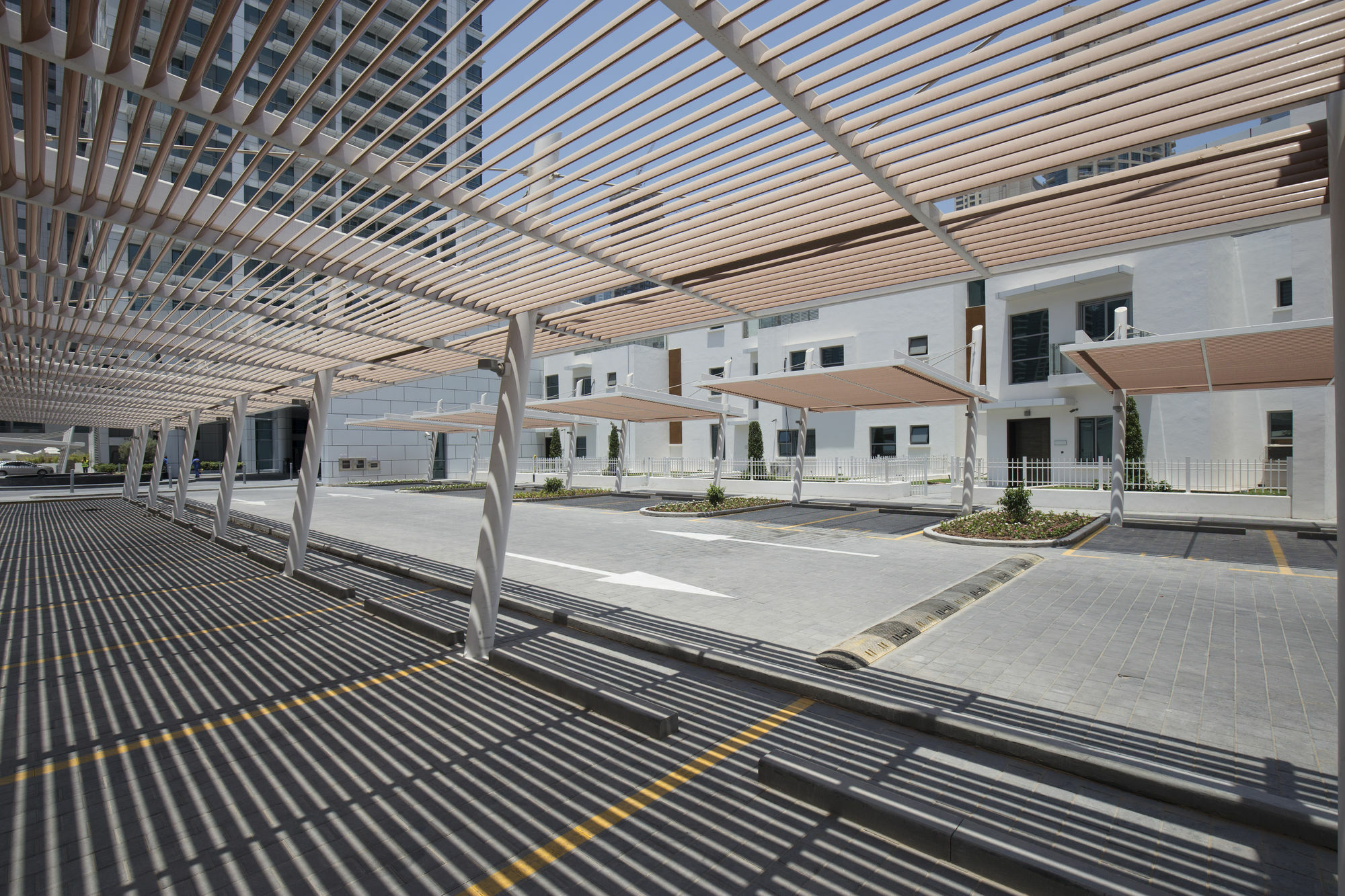 La Verda Suites And Villas Dubai Marina Exterior foto The complex's parking lot